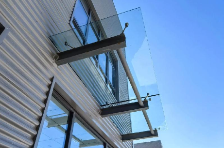 城北为什么要给钢结构雨棚打孔！